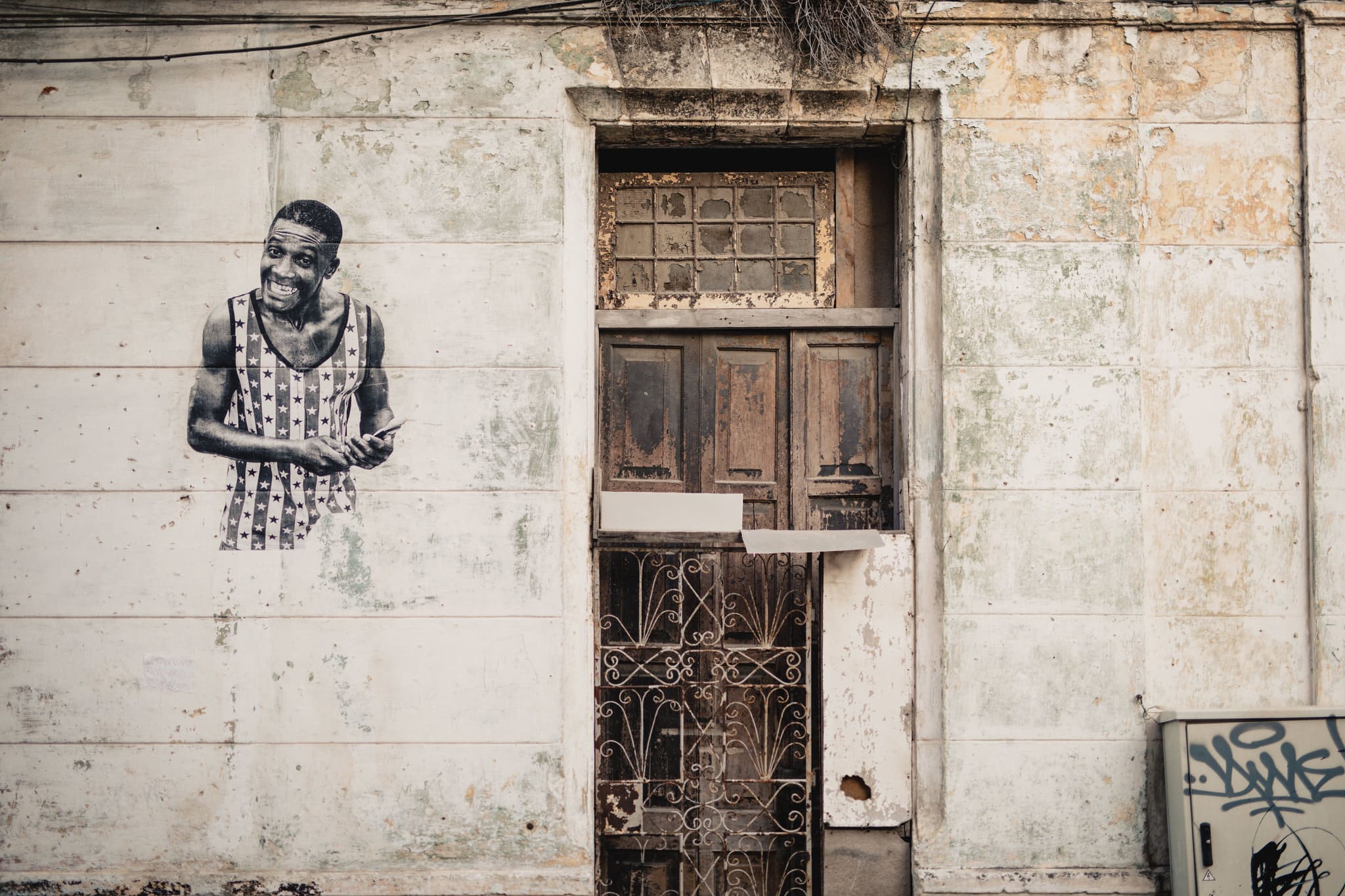 Street photography and graffiti in Centro Havana. Travel photographer Brent Calis.